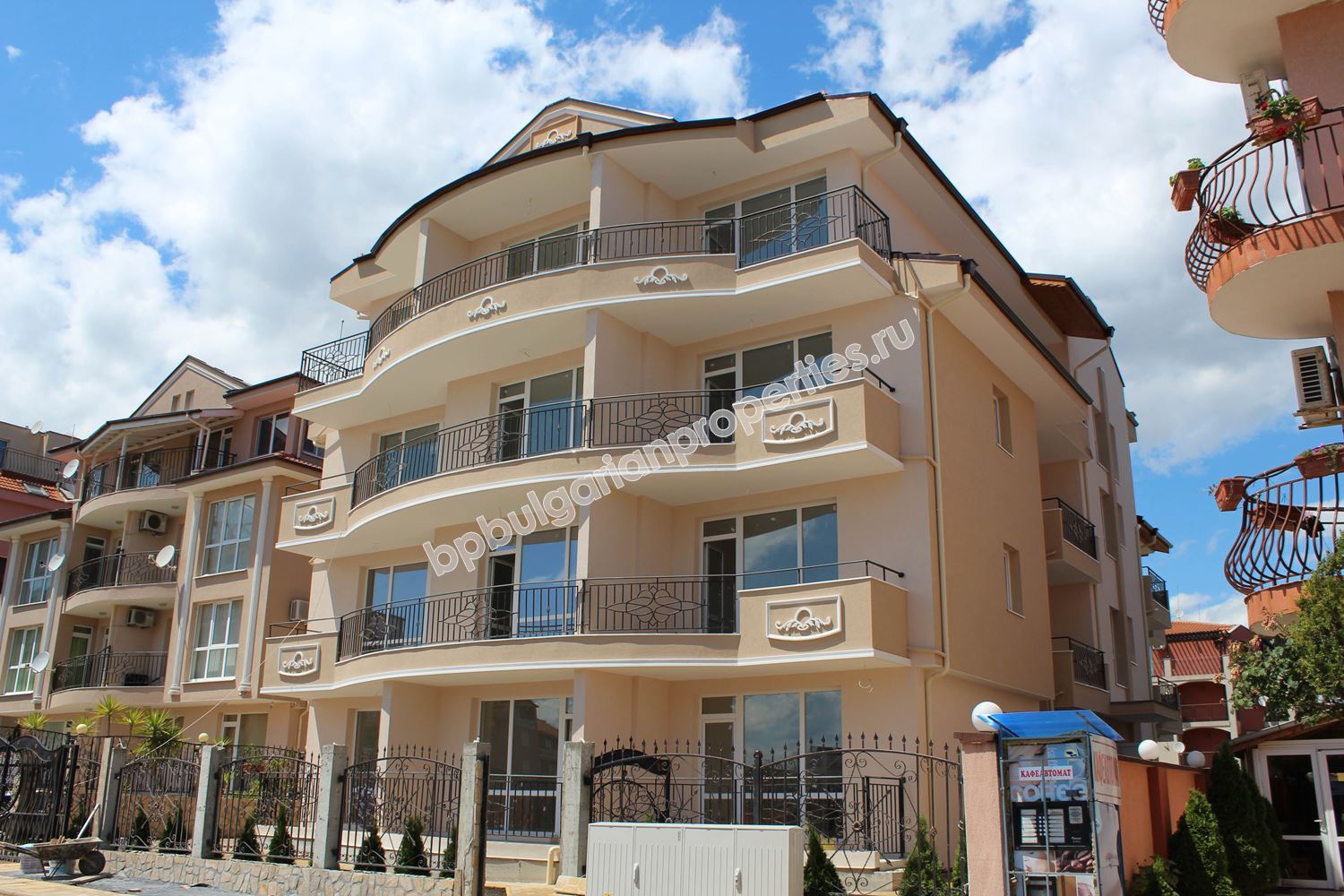 Квартиры в новом жилом доме близко от моря в Равде