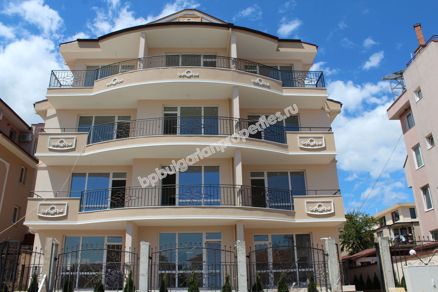 Квартиры в новом жилом доме близко от моря в Равде