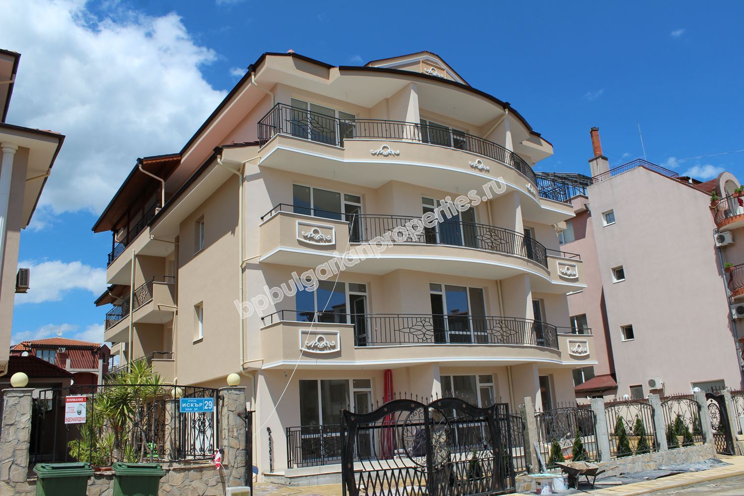 Квартиры в новом жилом доме близко от моря в Равде