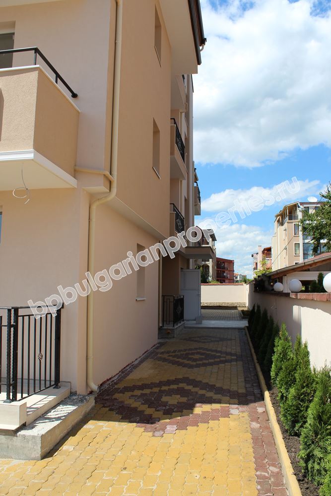 Квартиры в новом жилом доме близко от моря в Равде