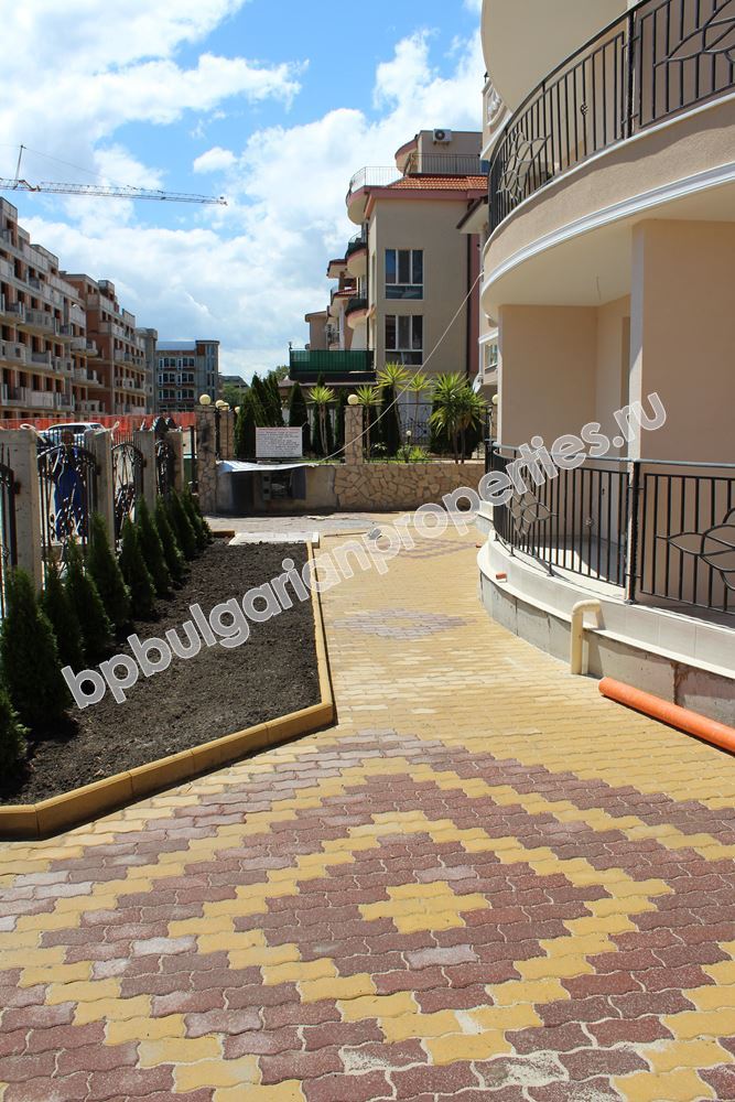 Квартиры в новом жилом доме близко от моря в Равде