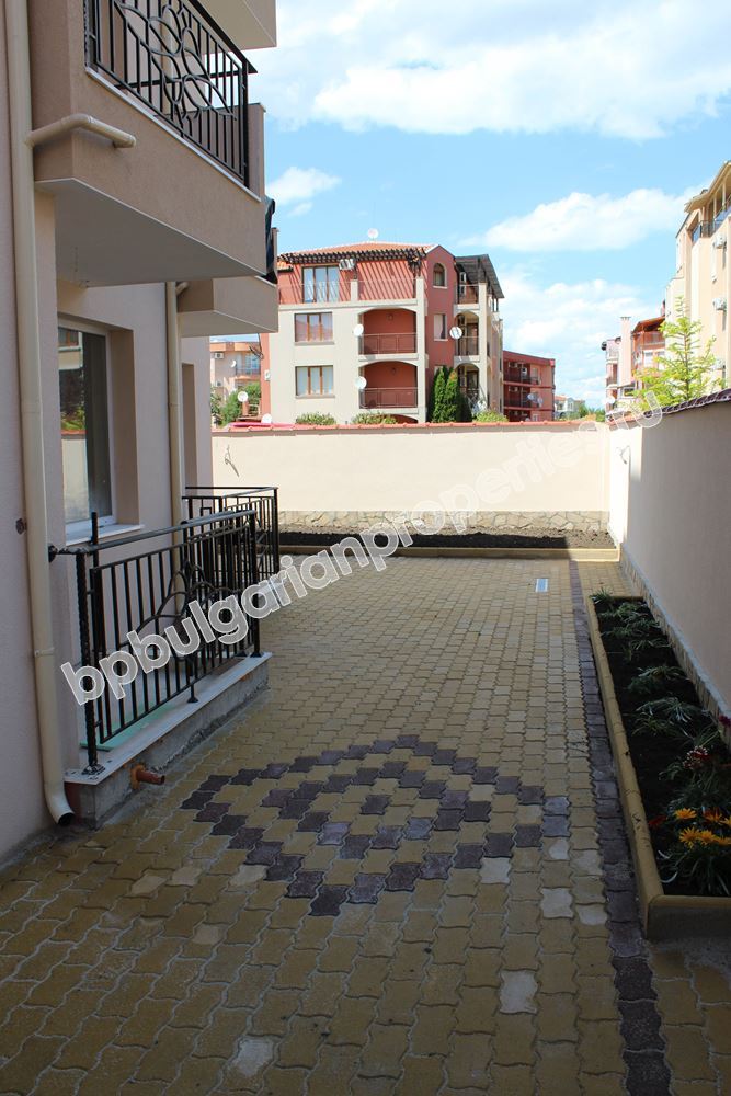 Квартиры в новом жилом доме близко от моря в Равде