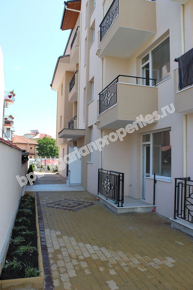 Квартиры в новом жилом доме близко от моря в Равде