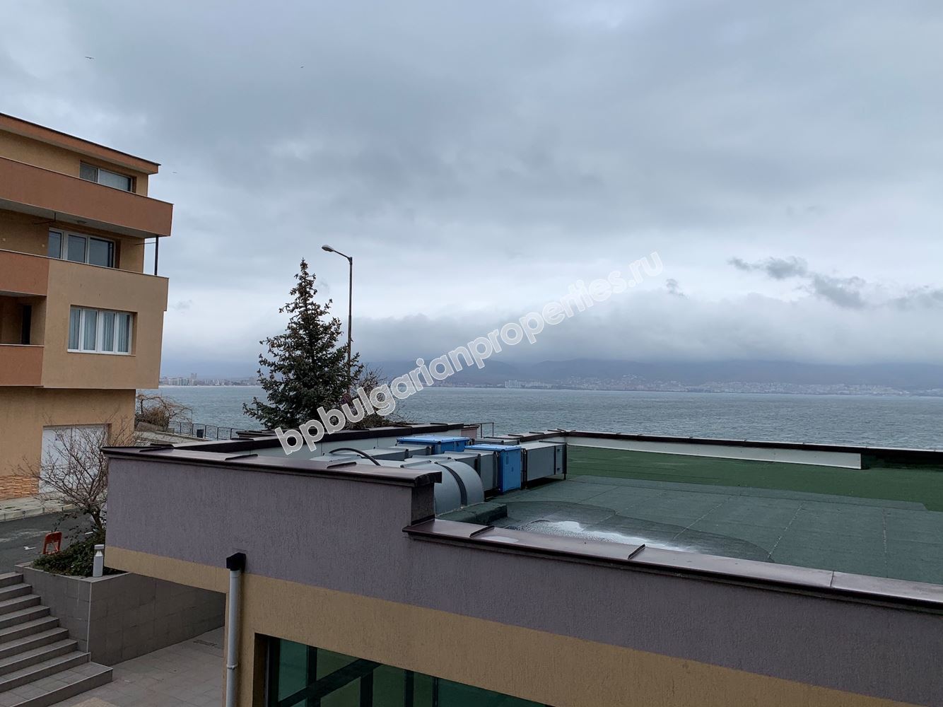 Квартира с видом на море на первой линии в Несебре