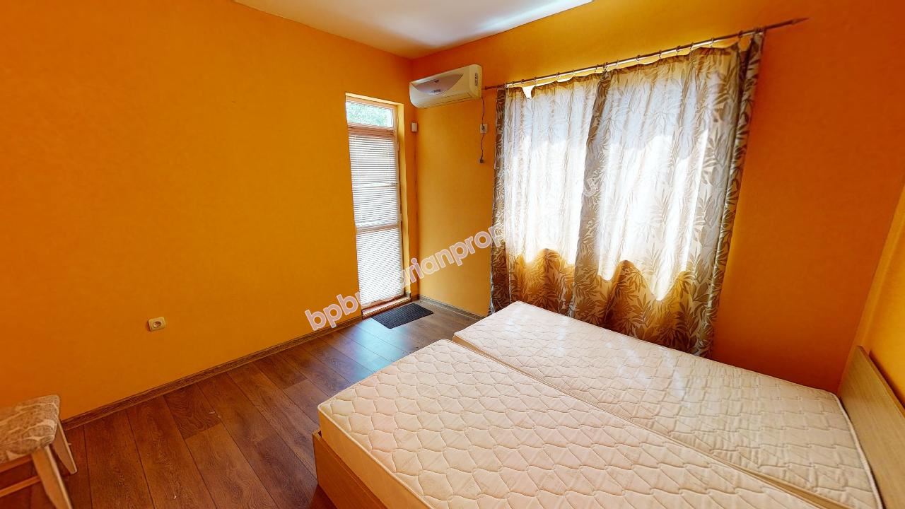 Двухэтажный дом с тремя спальнями и бассейном близко от города Бургас и моря