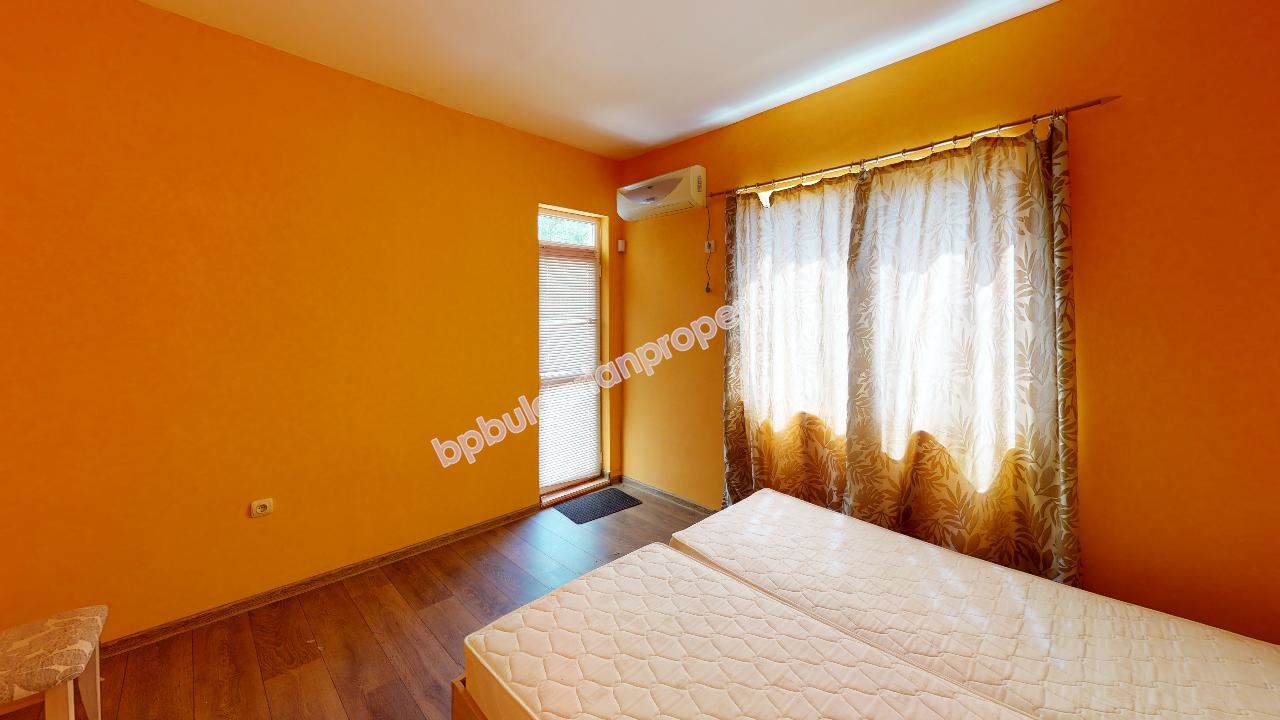 Двухэтажный дом с тремя спальнями и бассейном близко от города Бургас и моря