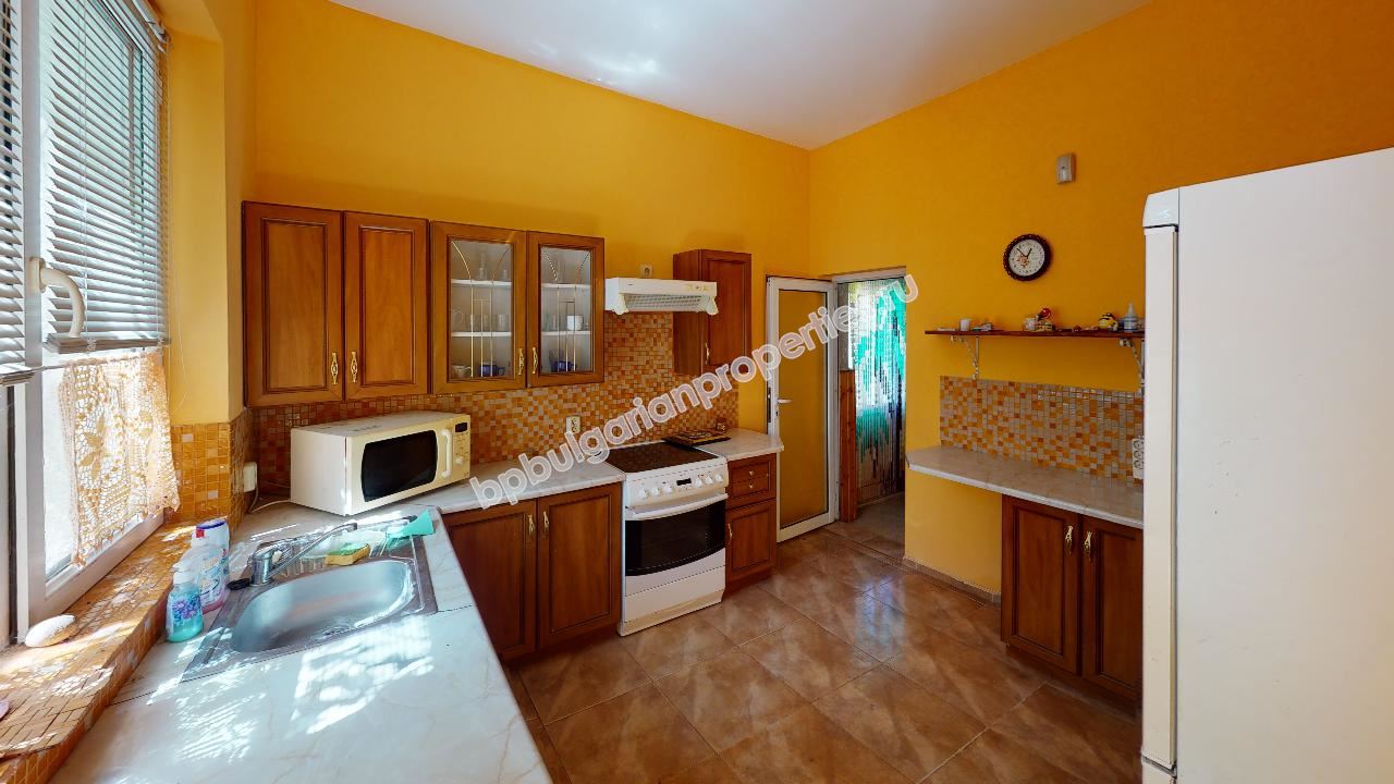 Двухэтажный дом с тремя спальнями и бассейном близко от города Бургас и моря