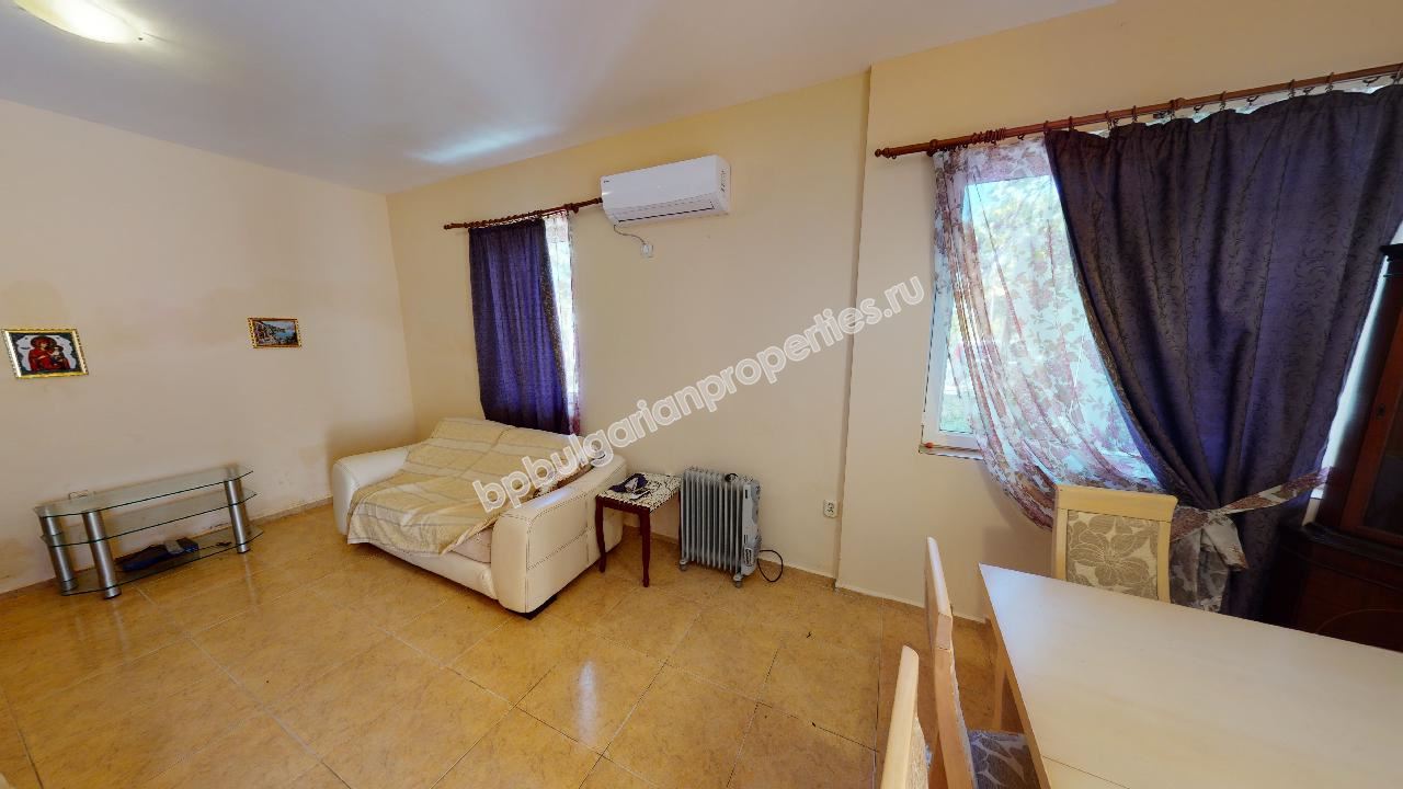 Двухэтажный дом с тремя спальнями и бассейном близко от города Бургас и моря