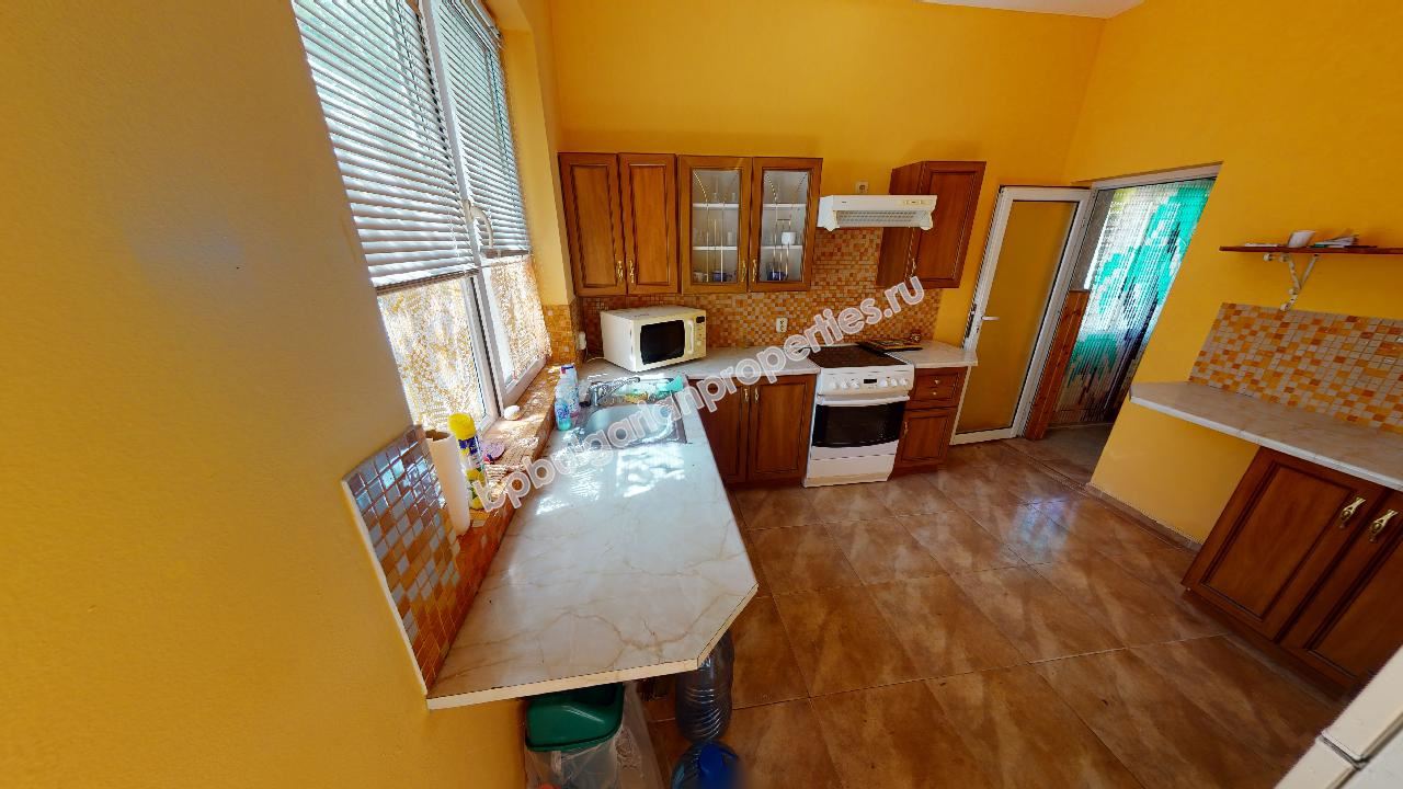 Двухэтажный дом с тремя спальнями и бассейном близко от города Бургас и моря