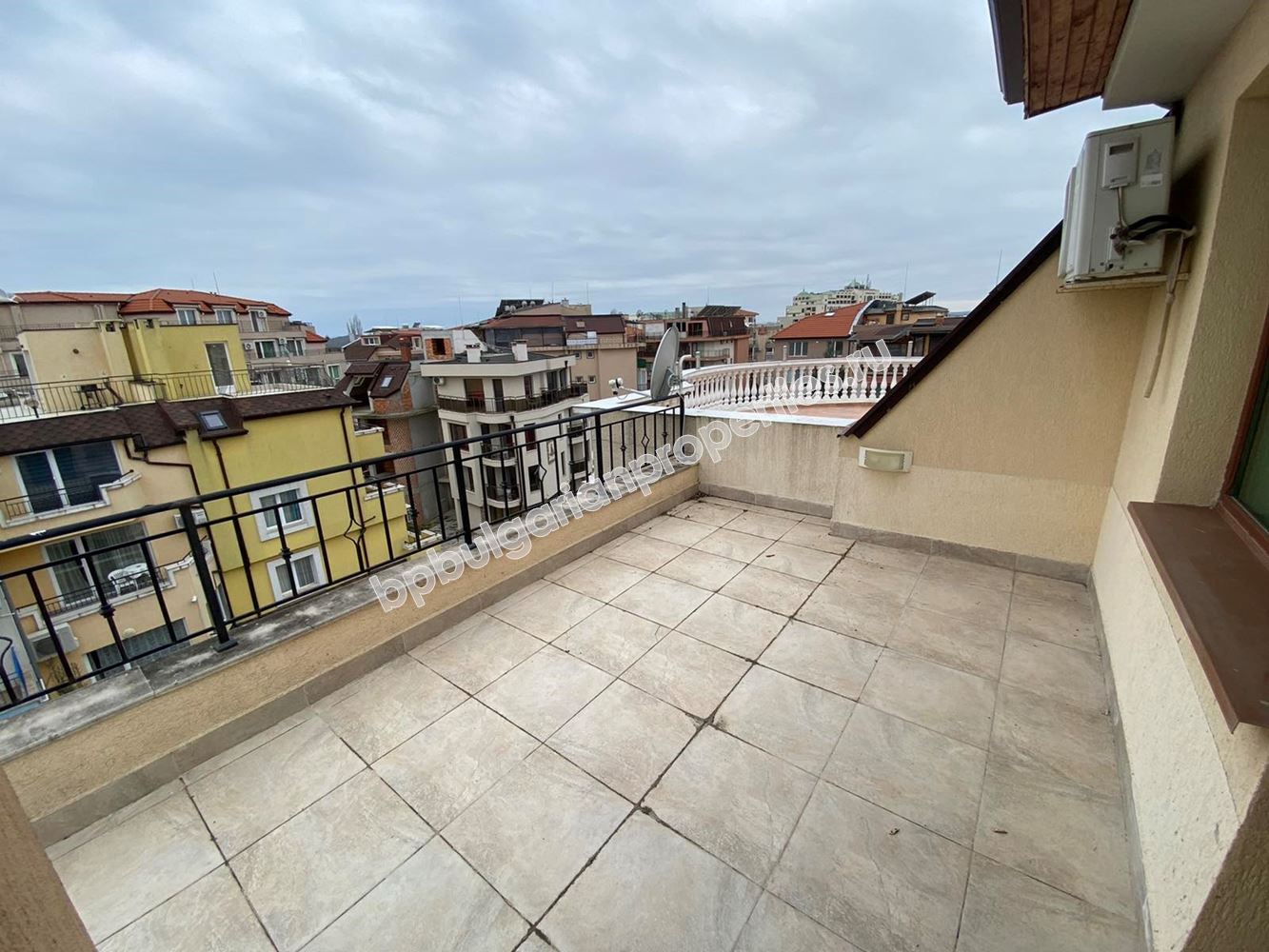 Меблированная двухуровневая квартира в доме без таксы поддержки, Несебр