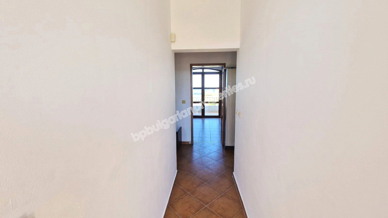 Просторная квартира с мебелью у подножия гор, близко от моря