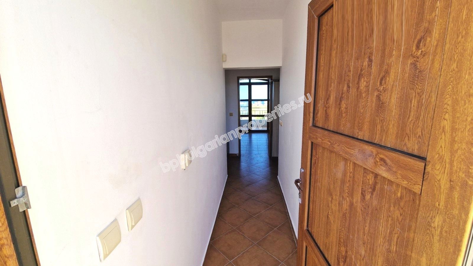 Просторная квартира с мебелью у подножия гор, близко от моря