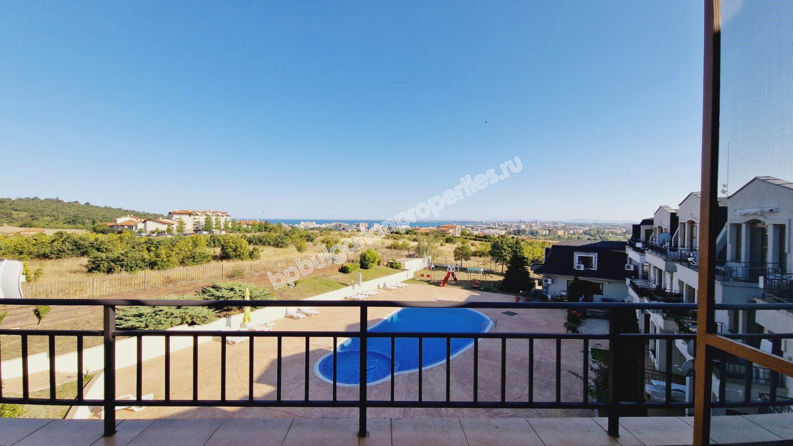 Просторная квартира с мебелью у подножия гор, близко от моря