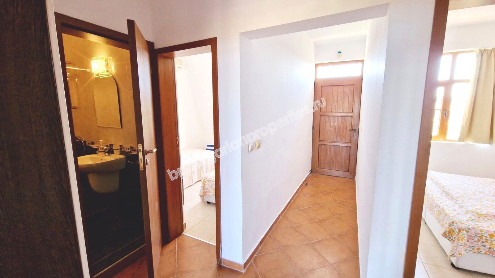 Просторная квартира с мебелью у подножия гор, близко от моря