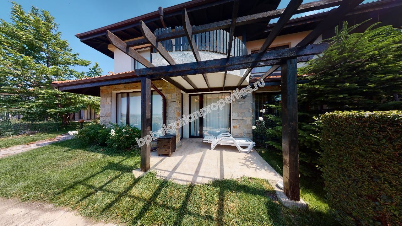 Меблированный дом-таунхаус у подножия гор близко от моря