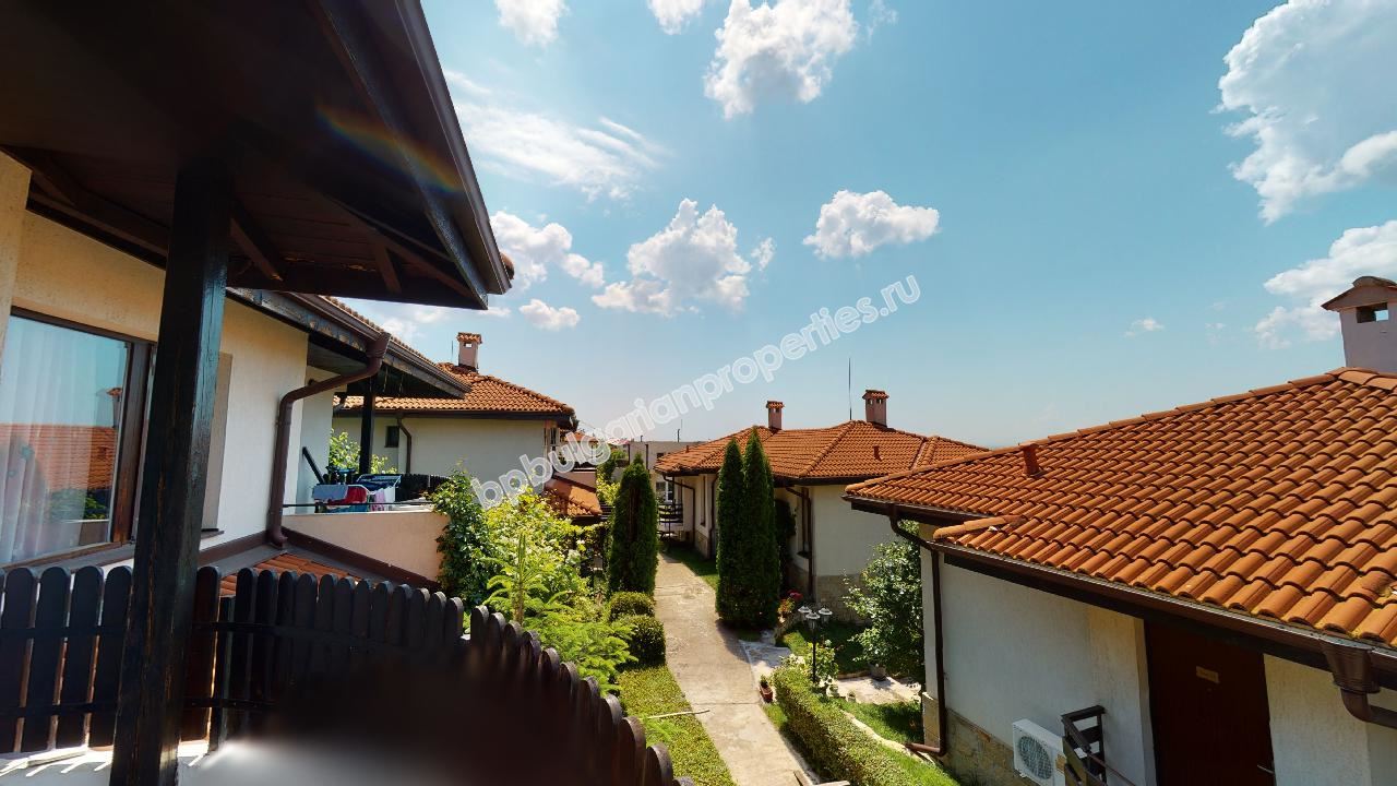 Меблированный дом-таунхаус у подножия гор близко от моря