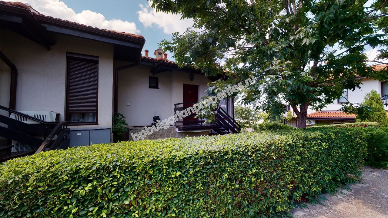 Меблированный дом-таунхаус у подножия гор близко от моря