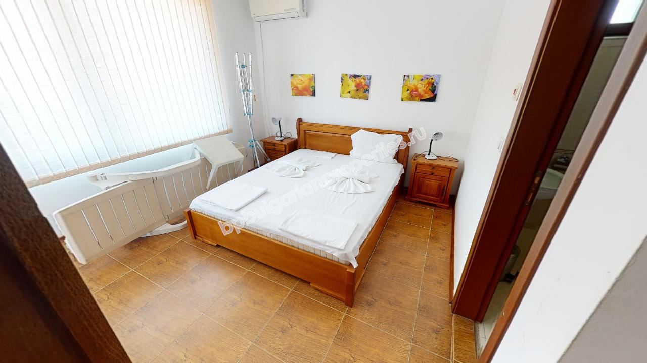 Меблированный дом-таунхаус у подножия гор близко от моря