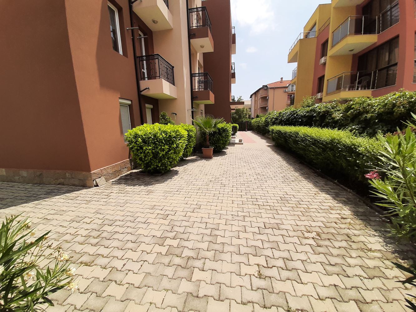 Двухкомнатная квартира в жилом доме близко от моря