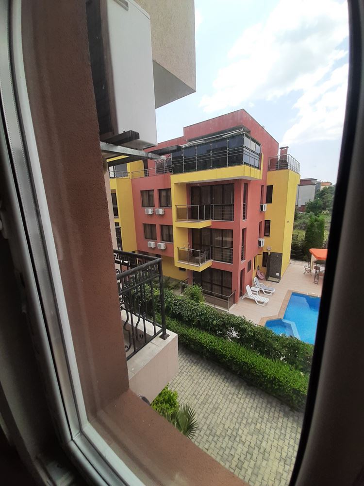 Двухкомнатная квартира в жилом доме близко от моря