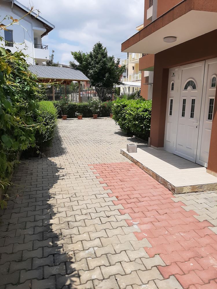 Двухкомнатная квартира в жилом доме близко от моря