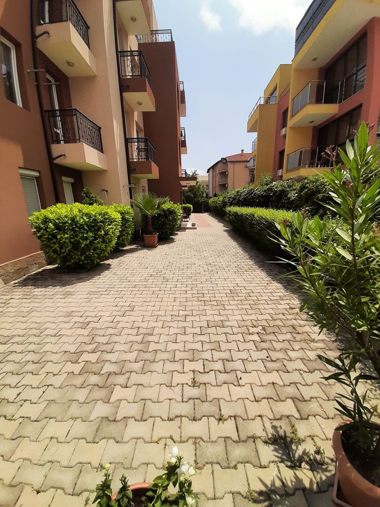 Двухкомнатная квартира в жилом доме близко от моря