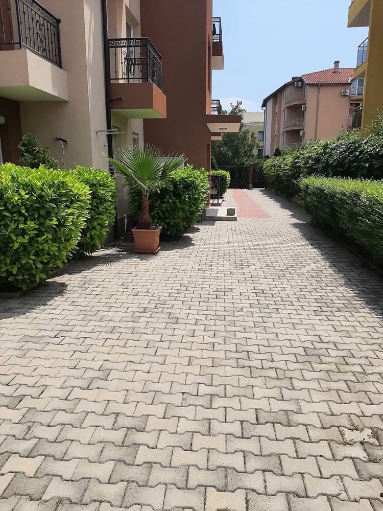 Двухкомнатная квартира в жилом доме близко от моря