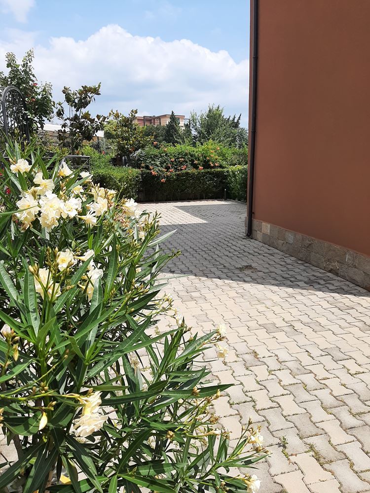 Двухкомнатная квартира в жилом доме близко от моря