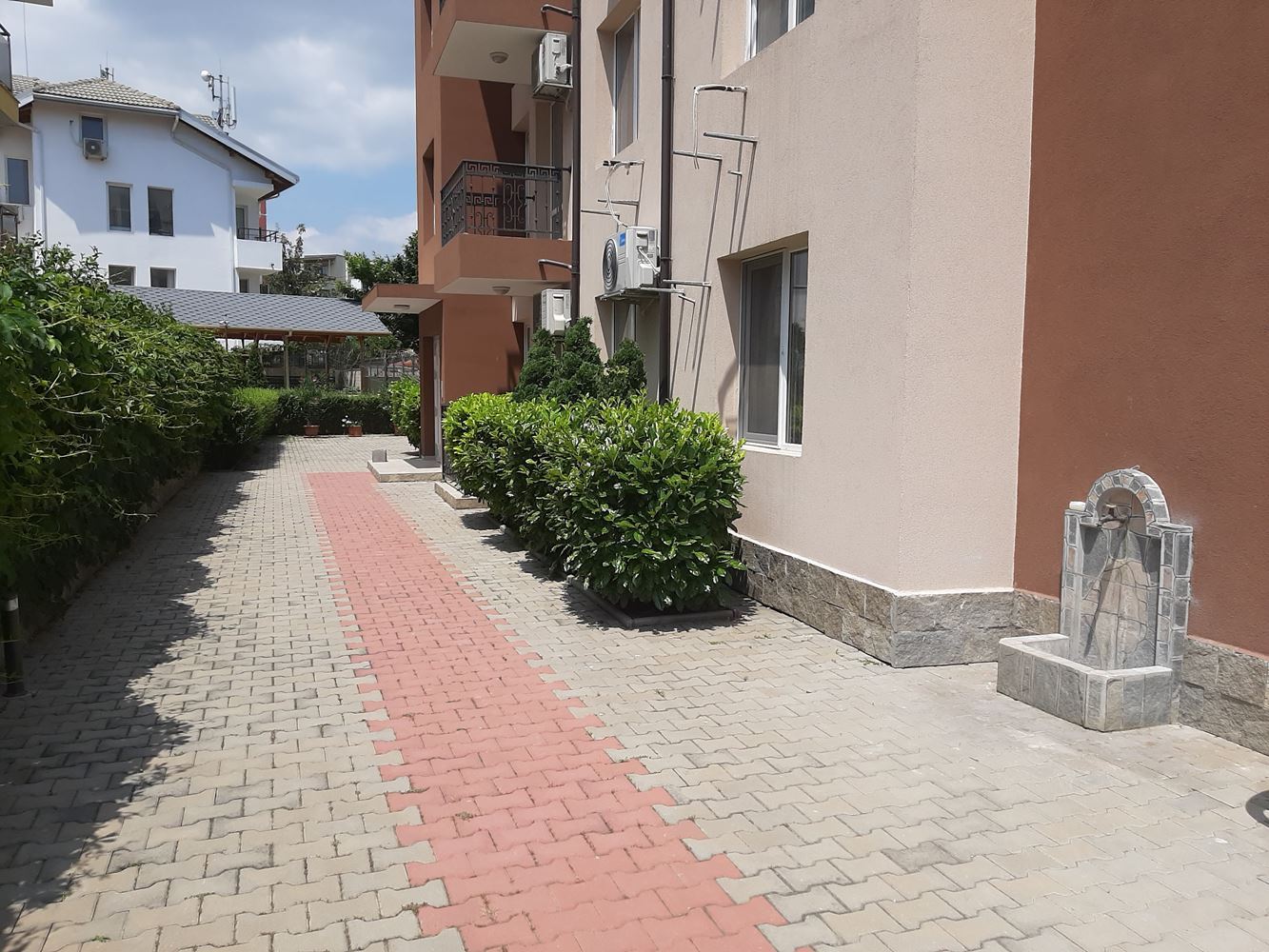 Двухкомнатная квартира в жилом доме близко от моря