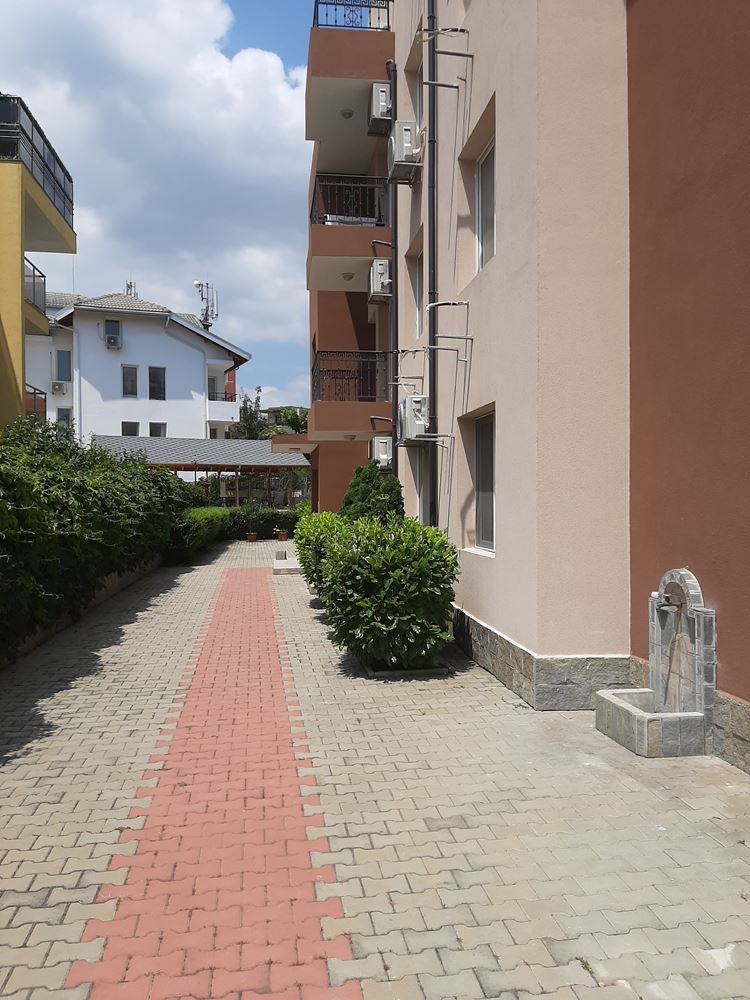 Двухкомнатная квартира в жилом доме близко от моря