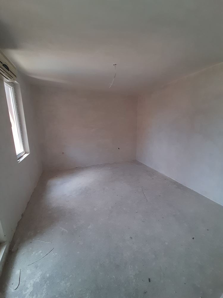 Двухкомнатная квартира в жилом доме близко от моря