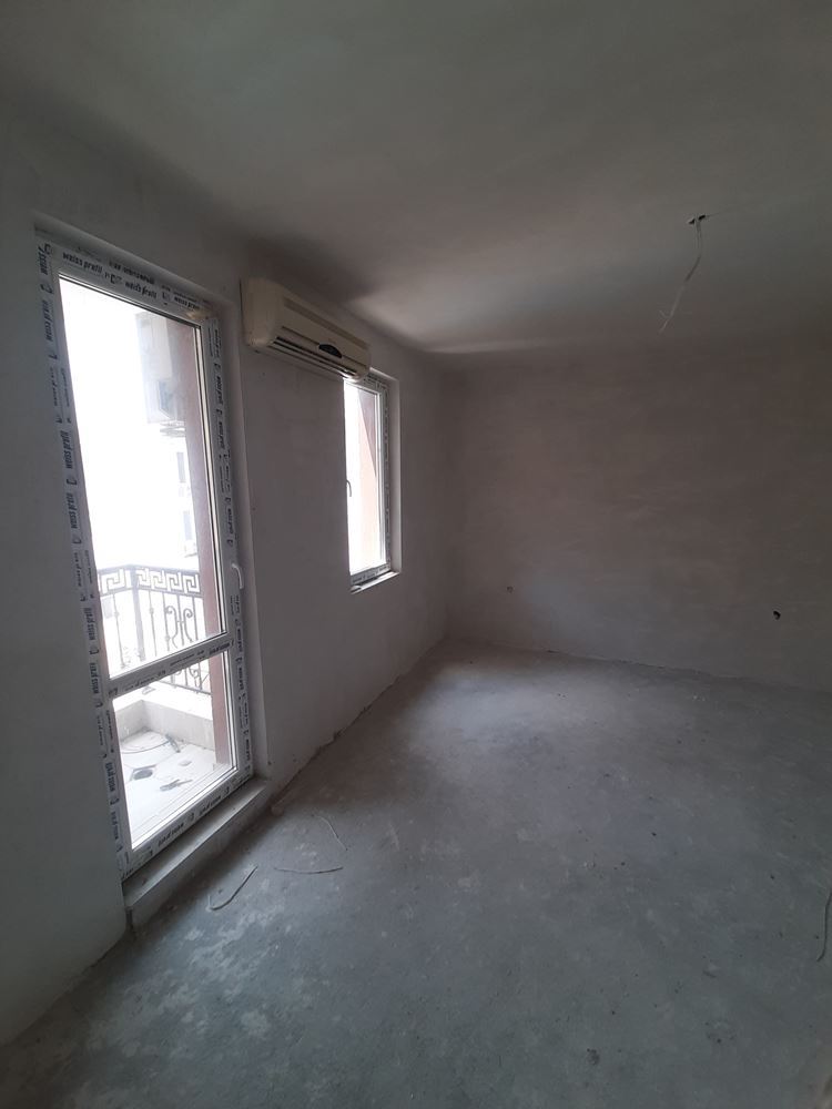 Двухкомнатная квартира в жилом доме близко от моря