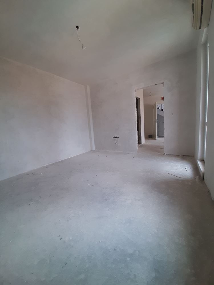 Двухкомнатная квартира в жилом доме близко от моря