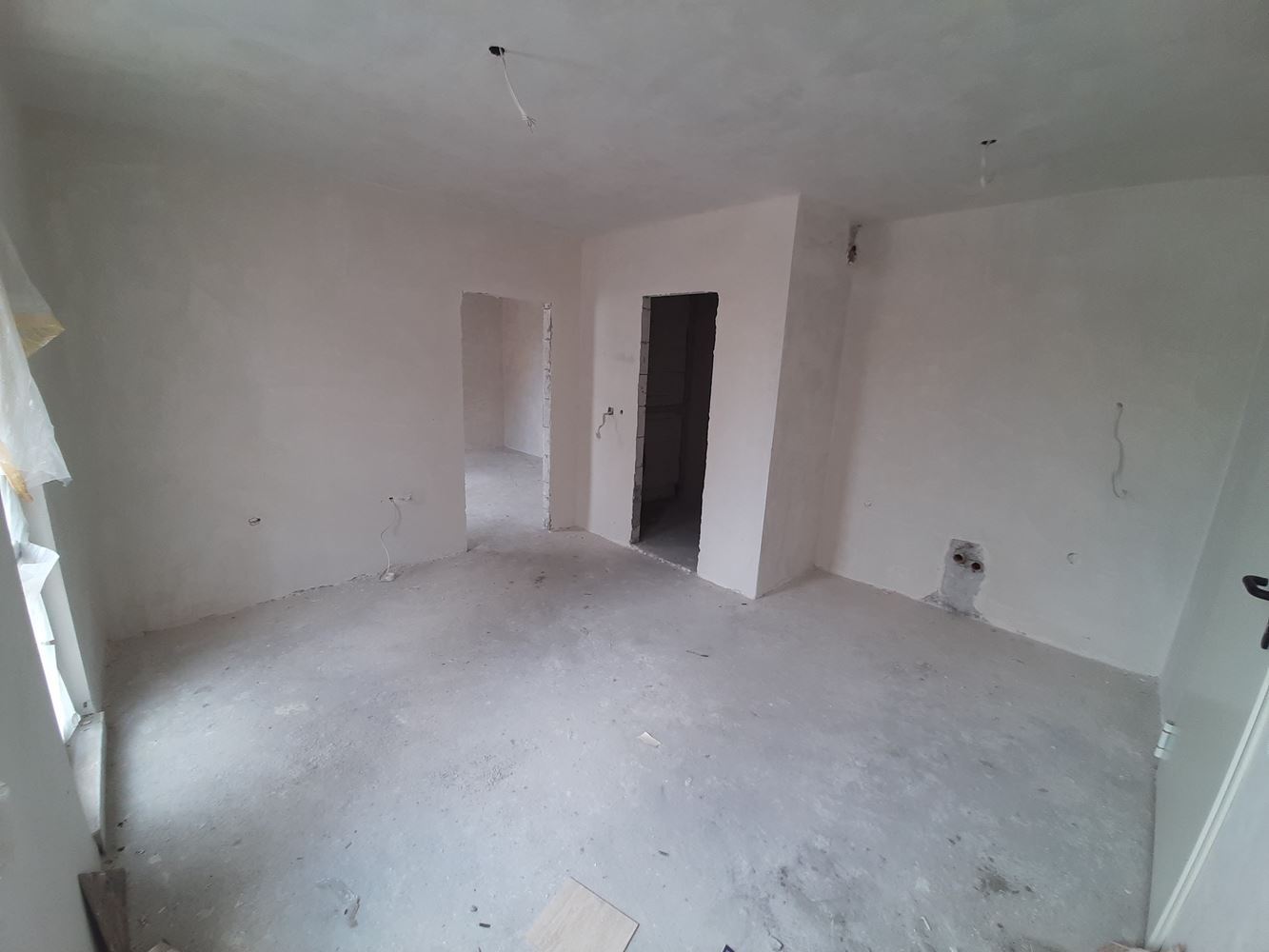 Двухкомнатная квартира в жилом доме близко от моря