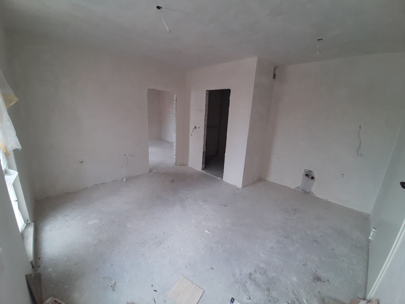 Двухкомнатная квартира в жилом доме близко от моря