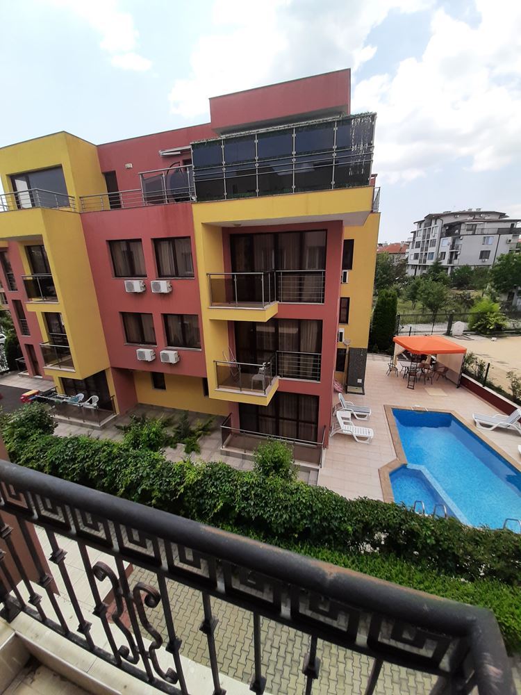 Двухкомнатная квартира в жилом доме близко от моря