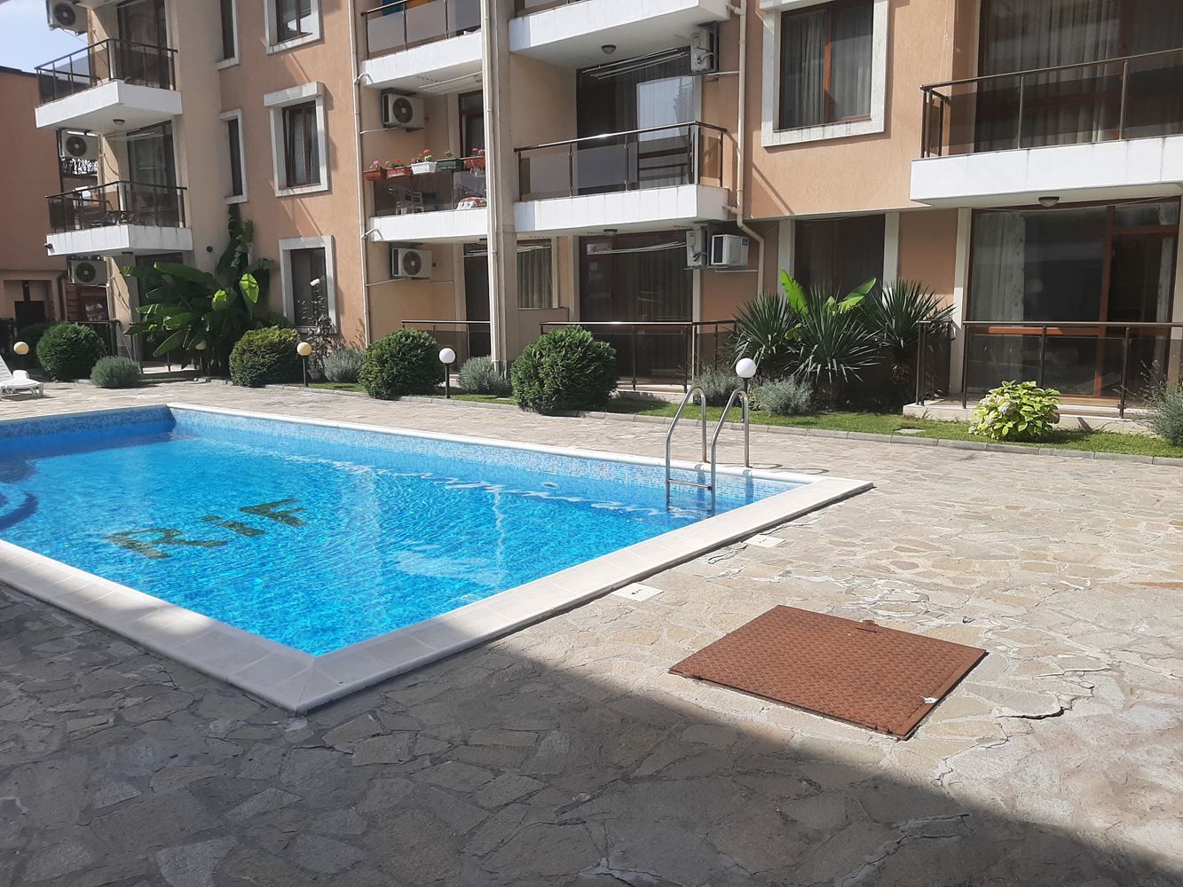 Двухкомнатная квартира в комплексе с бассейном близко от моря