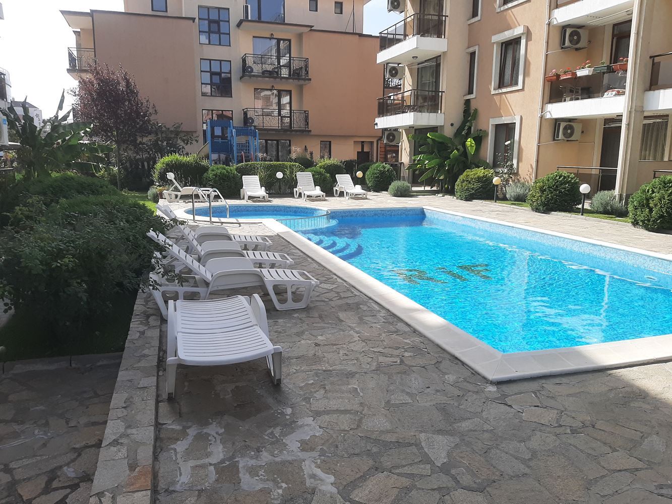 Двухкомнатная квартира в комплексе с бассейном близко от моря