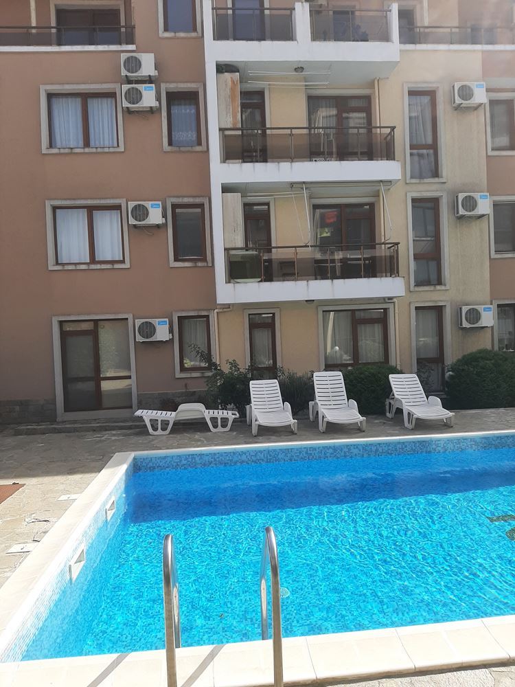 Двухкомнатная квартира в комплексе с бассейном близко от моря