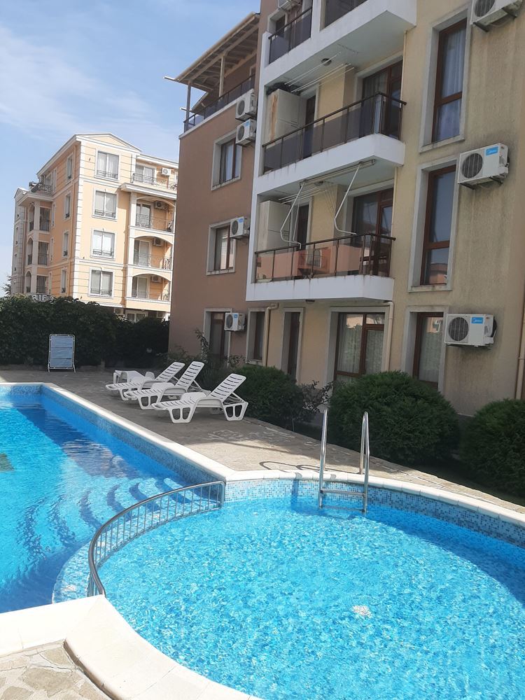 Двухкомнатная квартира в комплексе с бассейном близко от моря