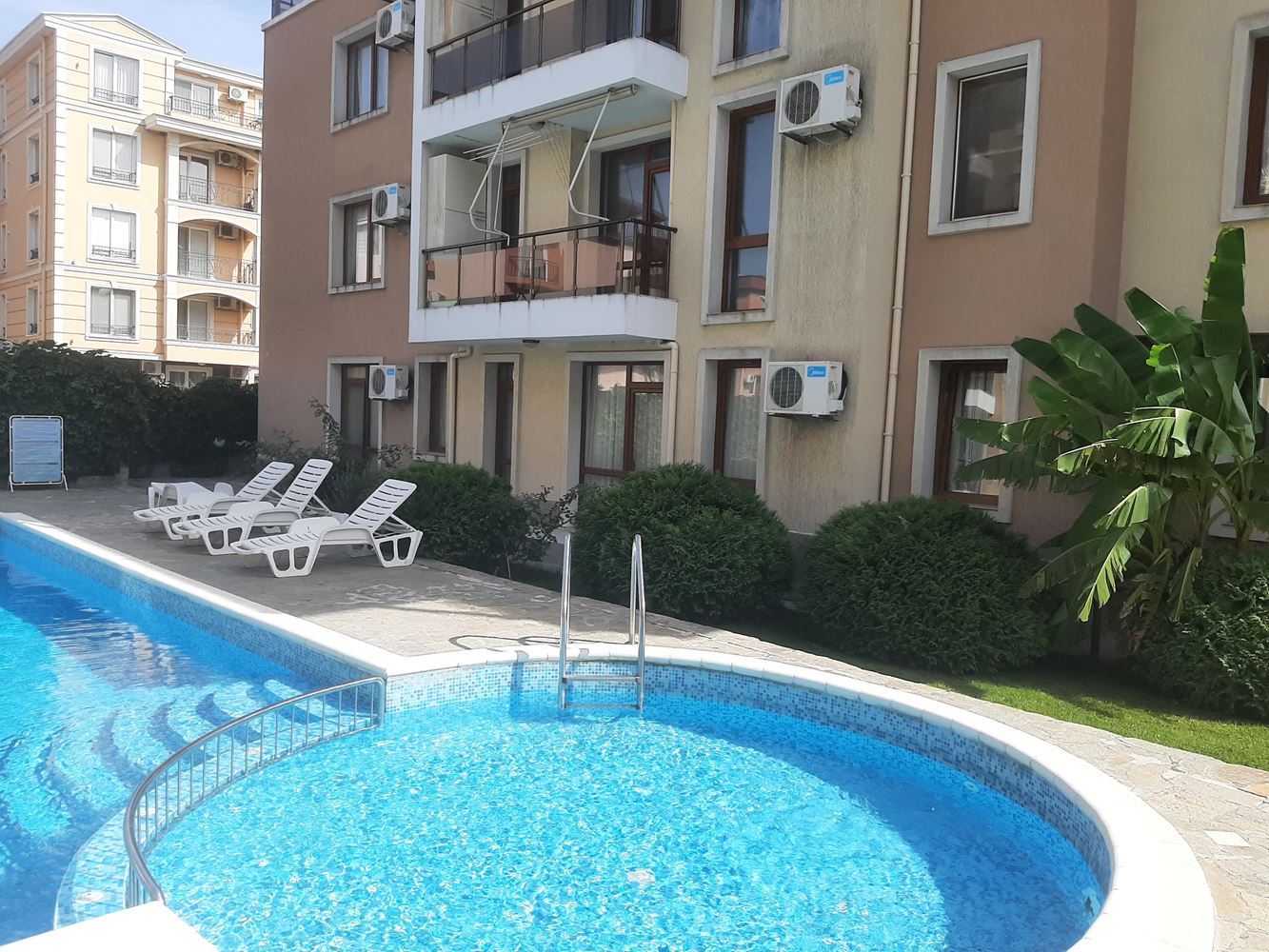 Двухкомнатная квартира в комплексе с бассейном близко от моря