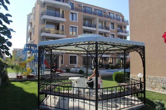 Двухкомнатная квартира в комплексе с бассейном близко от моря