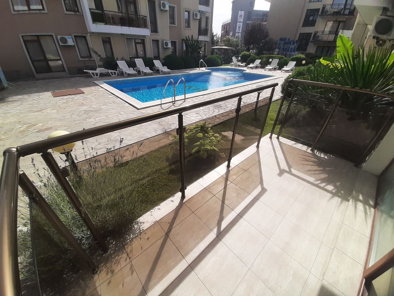 Двухкомнатная квартира в комплексе с бассейном близко от моря