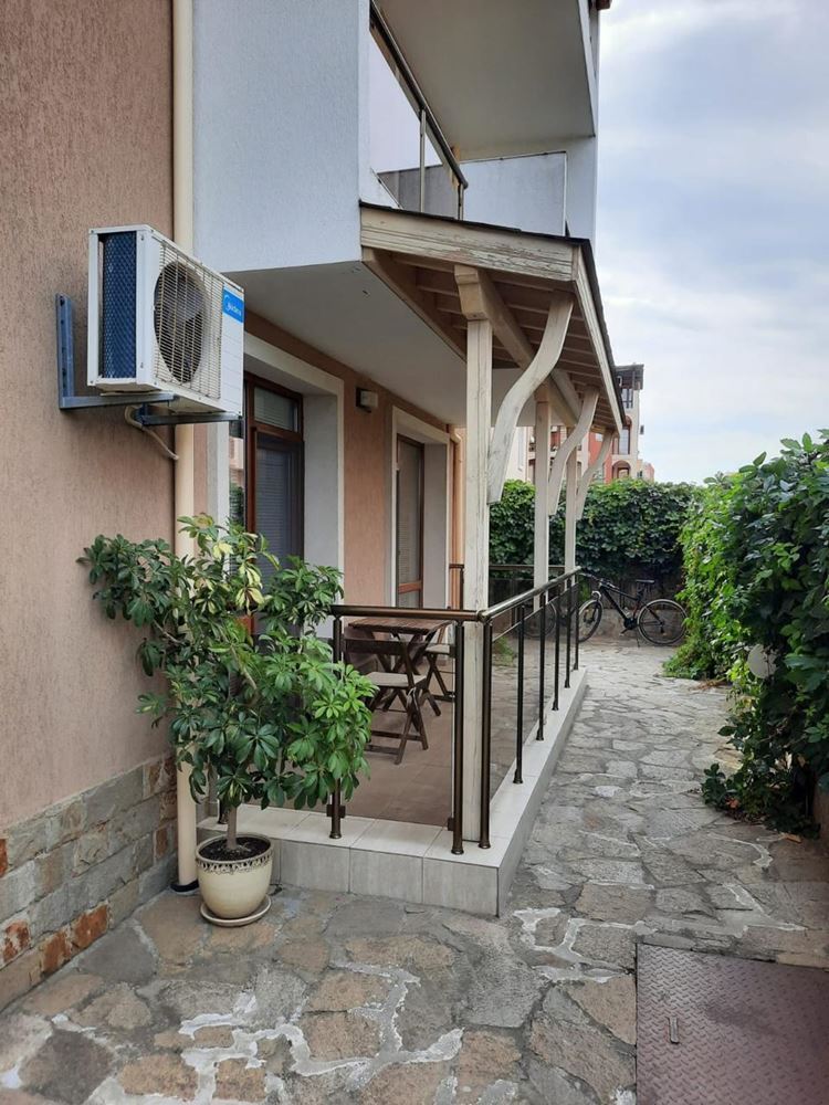 Двухкомнатная квартира в закрытом комплексе недалеко от моря