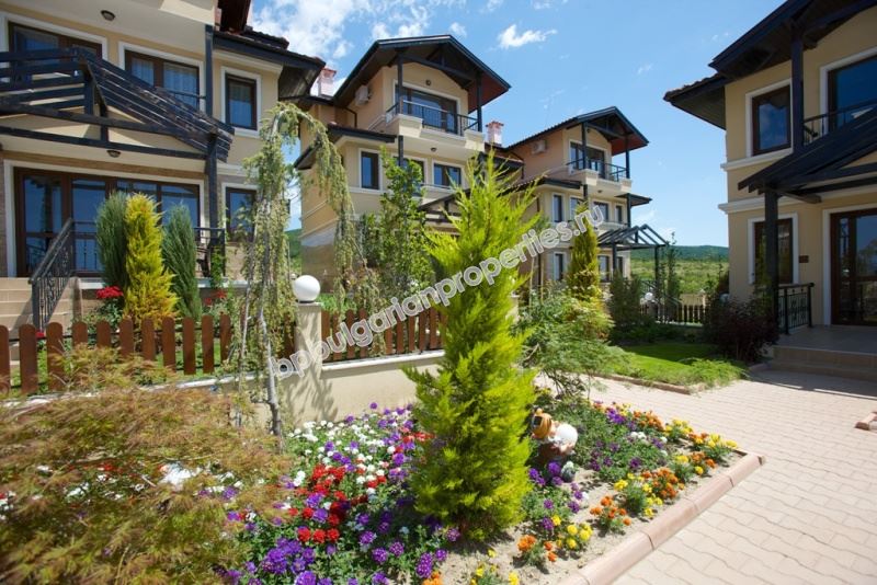 Двуэтажная вилла с видом на море в закрытом комплексе с бассейном Двуэтажная вилла с видом на море в закрытом комплексе с бассейном