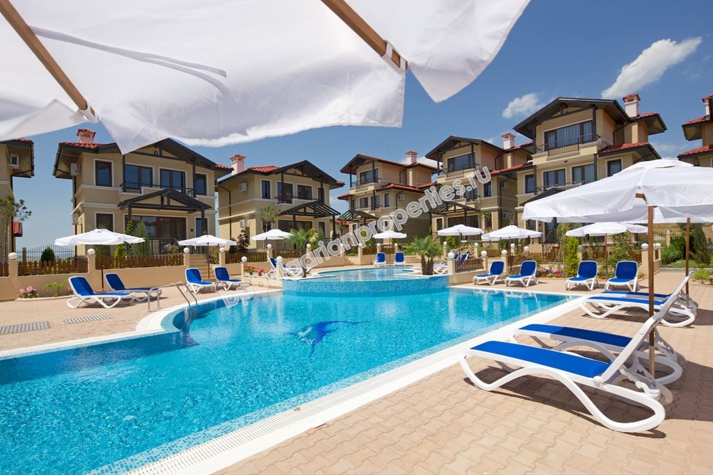 Двуэтажная вилла с видом на море в закрытом комплексе с бассейном Двуэтажная вилла с видом на море в закрытом комплексе с бассейном