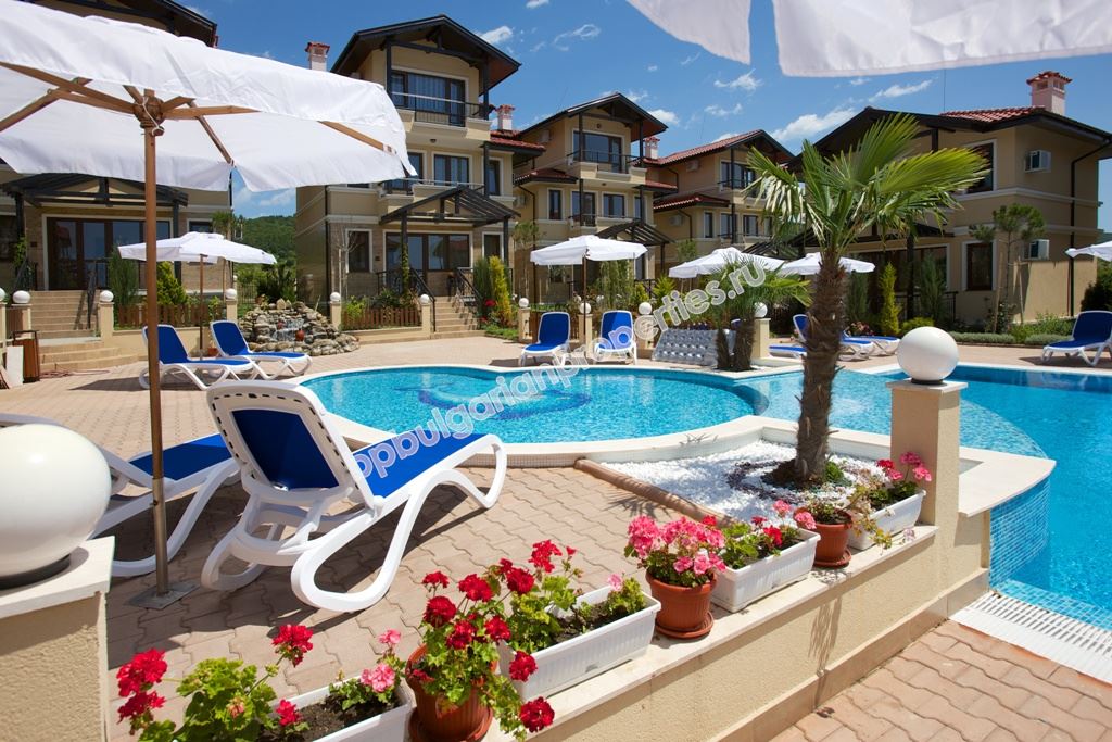 Двуэтажная вилла с видом на море в закрытом комплексе с бассейном Двуэтажная вилла с видом на море в закрытом комплексе с бассейном