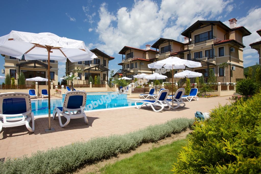 Двуэтажная вилла с видом на море в закрытом комплексе с бассейном Двуэтажная вилла с видом на море в закрытом комплексе с бассейном