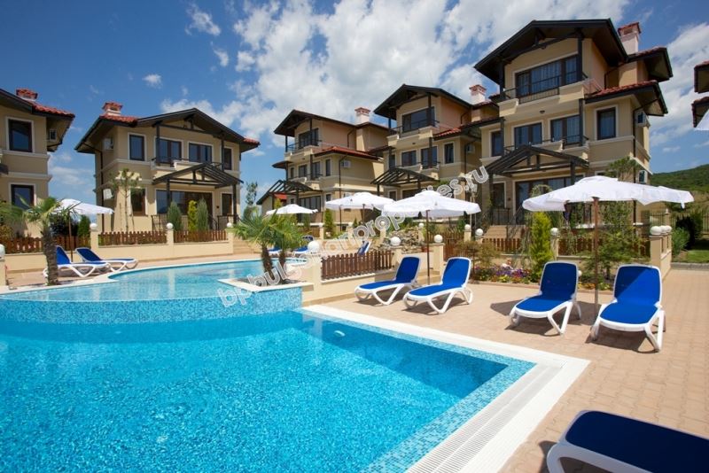 Двуэтажная вилла с видом на море в закрытом комплексе с бассейном Двуэтажная вилла с видом на море в закрытом комплексе с бассейном