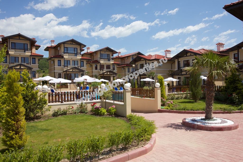 Двуэтажная вилла с видом на море в закрытом комплексе с бассейном Двуэтажная вилла с видом на море в закрытом комплексе с бассейном